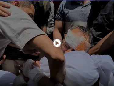 مشهد مؤثر || أب يودع أطفاله بالدموع بعدما خرج من تحت أنقاض منزله في مدينة غزة