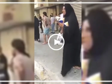 شاهد بالفيديو | بائعة مناديل "خرساء" تثير جدلاً في زحمة مظاهرات العراق