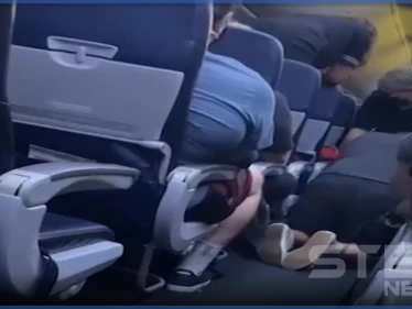 بالفيديو|| رجل يلفظ أنفاسه الأخيرة متأثراً بكورونا على متن طائرة وركّاب يجتمعون لإنعاشه