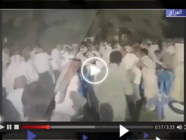 بالفيديو|| مواطن عراقي يضرب نائباً بالبرلمان.. ويحول جلسة عشائرية إلى معركة كراسي
