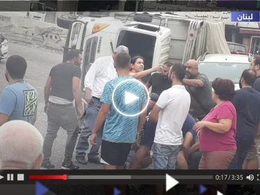 قتيلان في اشتباكات مسلحة بعد انقلاب شاحنة لحزب الله في لبنان (فيديو)