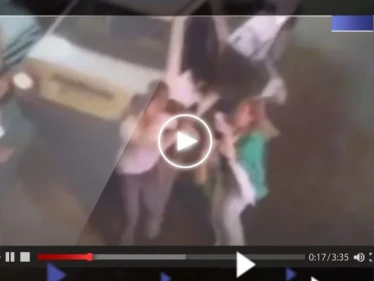 بالفيديو|| رجل غاضب يعتدي على امرأة إيرانية بسبب "الحجاب" ويخرجها عنوة من السيارة