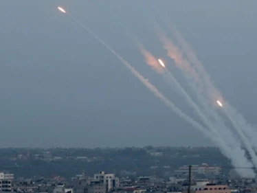 صواريخ الفصائل الفلسطينية تطال أكبر عدد من المدن الإسرائيلية.. ولحظة هروب سكان تل أبيب خوفاً (فيديو)