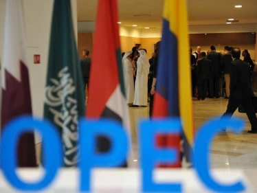 أسعار النفط تقترب من أعلى سعر لها منذ سبع سنوات بسبب إلغاء اجتماع "أوبك بلس"