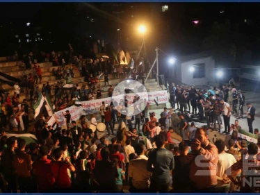مظاهرة مسائية في مدينة إدلب شمال سوريا تطالب بإطلاق سراح المعتقلين وإسقاط النظام السوري
