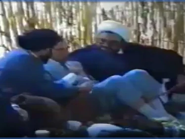 فيديو مسرب لـ غازي كنعان وهو يدّخن النرجيلة وبرفقته حسن نصرالله والطفيلي
