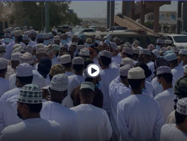 احتجاجات في صحارى وعدد من الولايات الأخرى في سلطنة عمان.. ورسالة من مواطن للحكام (صور وفيديو)