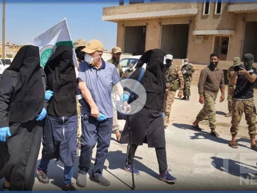 بالفيديو || نساء مقابل ضابط و"شبيحة".. عملية تبادل أسرى في ميزناز بين تحرير الشام والنظام السوري