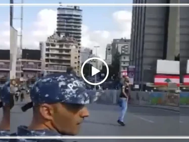 مناصرو حزب الله يضربون المتظاهرين ويصيحون "نحن شيعة يا عر**ات"