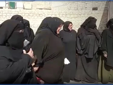 بالفيديو|| تسقط هيئة تحرير الشام... مظاهرات نسائية ترفع شعارات مناوئة للهيئة وزعيمها نصرةً لأبنائهن وأزواجهن
