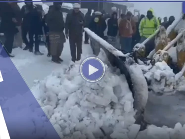 بالفيديو|| تجمدوا في سياراتهم حتى الموت.. عاصفة ثلجية تحاصر 16 شخصاً في مدينة سياحية وتزهق أرواحهم