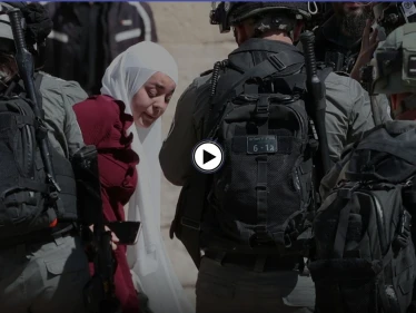 بالفيديو || 15 جندياً إسرائيلياً يجتمعون لضرب واعتقال فتاة فلسطينية في القدس