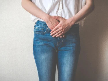 سلس البول بعد الولادة .. الأسباب وطُرق العلاج