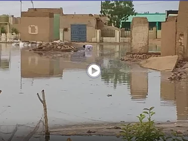 بالفيديو|| صاعقة مرعبة تضرب سلطنة عمان ومشاهد تحبس الأنفاس لإنقاذ مواطنين عالقين وسط السيول بعد وفاة شخص وفقدان آخرين
