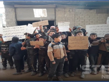 عدسة ستيب ترصد احتجاجات لنازحي مخيمات الشمال السوري ضد المنظمات الاغاثية