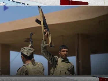 بالفيديو|| وجهاء قبيلة العكيدات يعينون شيخاً جديداً لهم مع استمرار الاشتباكات في ديرالزور السورية