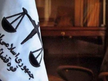 السائح الفرنسي المسجون في إيران يواجه اتهامات بالتجسس وقد يسجن لفترة طويلة