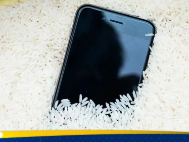 "لا تضعه بالأرز".. أبل تصدر بياناً بشأن تجفيف الهواتف وتُعطي الطريقة الصحيحة