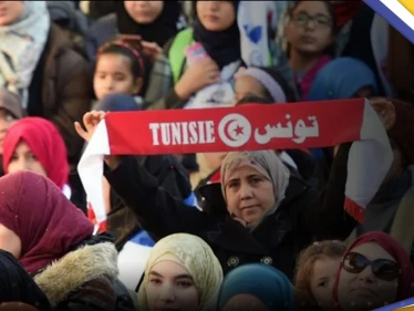 فنان تونسي شهير يدعو إلى "نزع الحجاب" من رؤوس النساء ويشعل جدلاً (فيديو)
