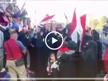 فيديو || أمهات المتظاهرين في بغداد "يحتفلون" بأبنائهم قبل المواجهات على جسر الأحرار