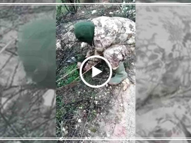 شاهد بالفيديو|| حاملًا رأس عنصر لقوات النظام السوري.. مقاتل لتحرير الشام يوجّه رسالة!