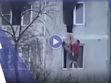 بالفيديو|| حسناء روسية يحاصرها حريق ضخم في منزلها وشابان يخرجانها من النافذة