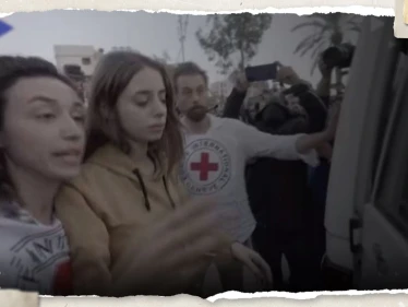 شاهد || إحداهن عالجتها حماس.. إسرائيل تتسلم رهينتين أُطلق سراحهما