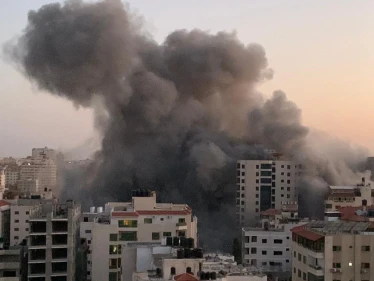 بالفيديو|| لحظة استهداف غارات إسرائيلية لبرج سكني غربي قطاع غزة وتدميره بالكامل