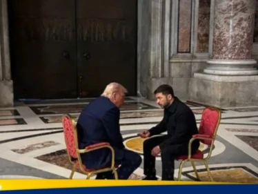 كرسي غريب وحوار سري.. الكشف عن تفاصيل"أغرب لقاء" بين ترامب وزيلينسكي