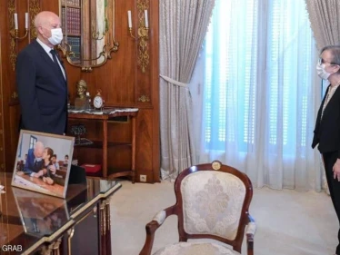 أول رئيسة وزراء بتاريخ العرب تؤدي اليمين الدستورية مع حكومتها أمام الرئيس التونسي قيس سعيد