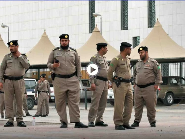 بالفيديو|| أثار الغضب بأفعال لا أخلاقية وبصق على فقير وسخر منه.. السلطات تقبض على المتنمر السعودي 