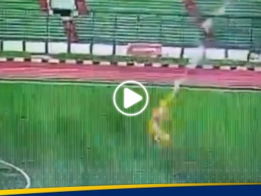شاهد|| وقعت المأساة بلحظات.. صاعقة رعدية تنهي حياة لاعب كرة قدم خلال مباراة بإندونيسيا