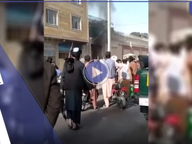 بالفيديو|| متظاهرون يحرقون علم إيران ويهاجمون قنصليتها بعد انتشار مقاطع لضرب لاجئين أفغان وطهران ترد