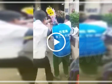 بالفيديو|| طعنه في صدره بعد إعطاءه باقة ورد.. إصابة نائب بالحكومة من قبل أحد الشبان