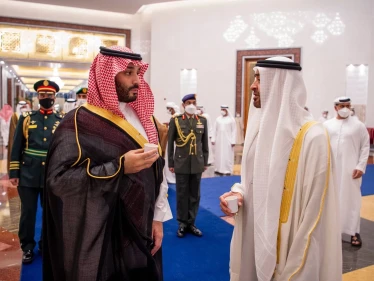 محمد بن سلمان يصل أبوظبي ضمن جولة خليجية وبيان سعودي عماني مشترك