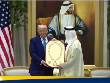 شاهد|| محمد بن زايد يمنح ترامب أرفع وسام في الإمارات