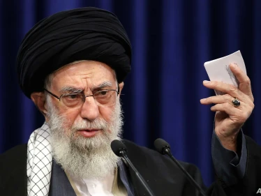 خامنئي يتراجع عن فكرة رفضها سابقاً.. ويدعو المسؤولين الإيرانيين للانتباه لأمرٍ هام يخص الاتفاق النووي