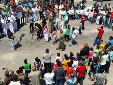 أهالي درعا ينتفضون مجددًا بوجه الأسد، ومجهولون يُهاجمون مسيرة مؤيّدة!!