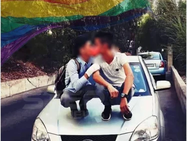 صورة متداولة لشابين في دمشق و هما يتبادلان القبل 
