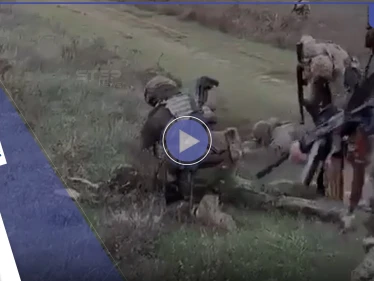 شاهد || لحظة استسلام جنود روس في خيرسون.. وقتلى بقصفٍ روسي على زابوريجيا وكييف