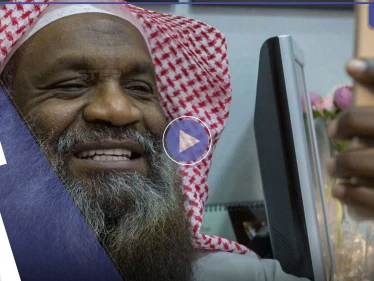 بالفيديو|| الإمام السابق عادل الكلباني يشارك في فيديو ترويجي لموسم الرياض برفقة نجوم كرة قدم وفنانين ويثير ضجة