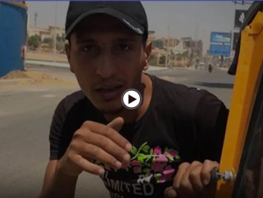 بالفيديو|| سائق توك توك مصري يعتدى على فتاة ويضربها بحذائه أمام نادي ويحاول سلب هاتفها