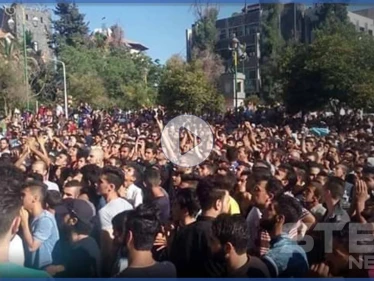 بالفيديو|| السويداء تنتفض.. لأول مرّة مظاهرات تنادي بإسقاط النظام السوري وطرد الأسد وإيران