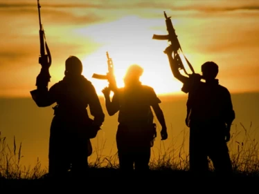 داعش يستنزف قسد بمعارك ديرالزور ويخسر قياديًّا بصفوفه