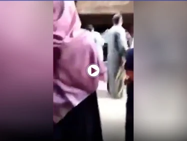 بالفيديو|| "كنت بربيها" أب يرمي ابنته من الطابق الثالث ويتبعها ليواصل ضربها
