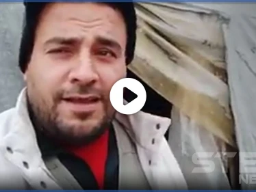 بالفيديو|| " لما بإدلب تنّسى بس صيح يارب"... لاجئ سوري على الحدود يحول مأساته إلى ترنيمة أنشودة