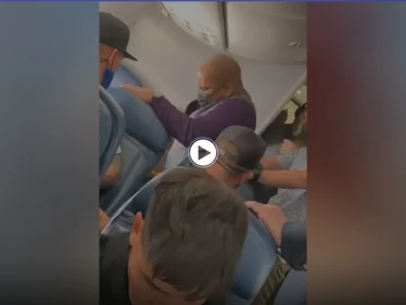 بالفيديو|| راكب يقتحم قمرة القيادة في طائرة أمريكية ويجبرها على الهبوط الاضطراري والركاب يتصدون له