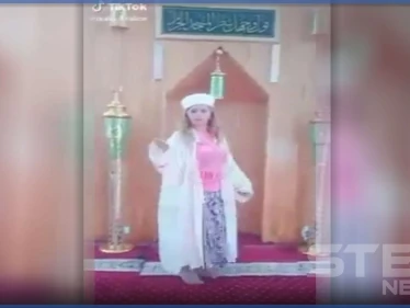 بالفيديو|| فتاة تركية تغني في مسجد بلباس الإمام وتشعل موجة غضب ومطالبات بالقبض عليها