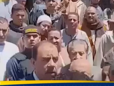 بسبب صورة.. مشادة وخلاف حاد بين مسؤوليْن مصرييْن أمام مسجد (فيديو)