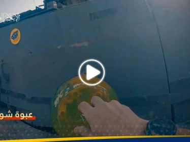 شاهد من المسافة صفر.. مقاتل من القسام يخرج من فتحة نفق ويفجر دبابة إسرائيلية ثم يعود